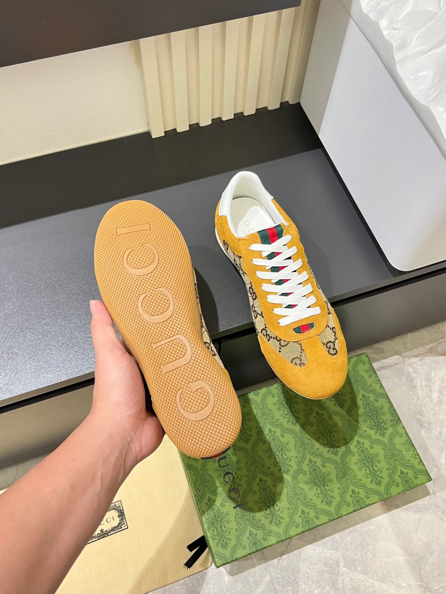 Men's shoes 💰p400 Gucci Shift series sports shoes, featuring lightweight thin sole design, suede + canvas + technical fabric splicing, perfect texture! The tongue and heel have red and green webbing, which is highly recognizable✨. The classic brown + off-white color scheme is retro and modern. The shell-toe shoe shape makes the feet smaller. It is perfect for daily wear or skirts and trousers. The upper fabric + elastic heel is easy to put on and take off, and the wrapping feeling is comfortable. It can be used for commuting and leisure. It has become one of Demna Gvasalia’s hottest items after taking over🔥. size: 38-45!